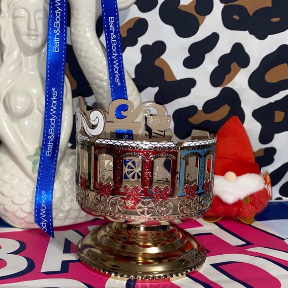 BATH AND BODY WORKS HOLIDAY TRAIN SLEEVE 3-WICK CANDLE HOLDER - Picture 8 of 9